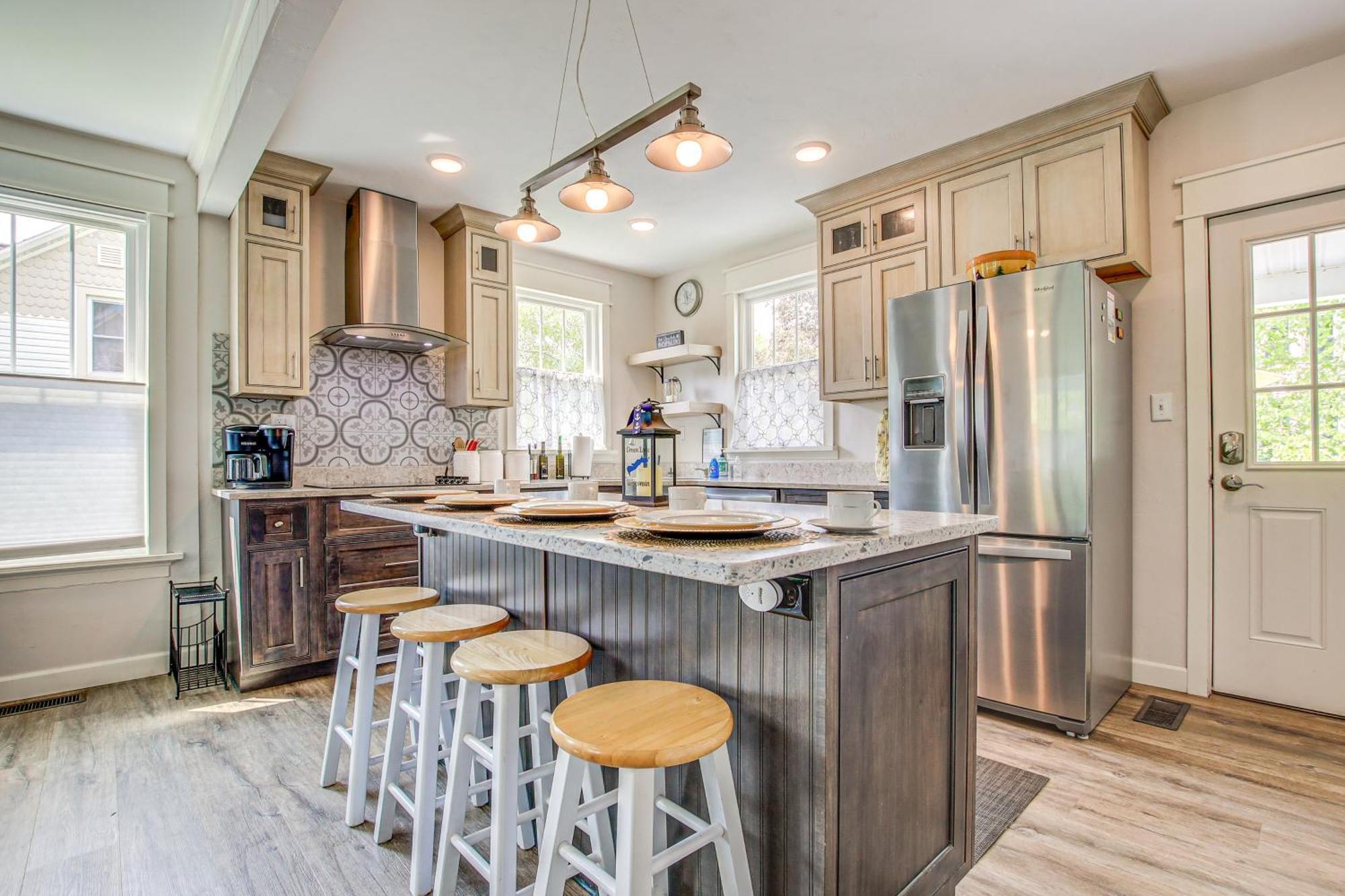 Lavish House With Patio - 2 Blocks To Green Lake! Exterior photo